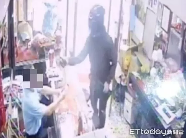 ▲台南安南區銀樓27日下午遭男子持鐵鎚及辣椒水搶劫，警方6小時內迅速破案，抓回36歲黃姓犯嫌，追回黃金贓物。（記者林東良翻攝，下同）