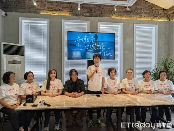 ▲陳亭妃於台南霜花亭舉行「守護台南 改變台南」影片記者會，志工媽媽與母親共同出席，場面溫馨感人。（記者林東良翻攝，下同）