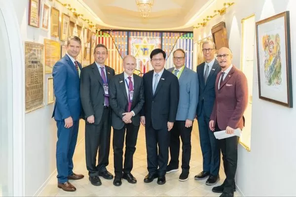 ▲▼外交部長林佳龍（中）與AIPAC會長卡明斯基（Bernard Kaminetsky，左三）、董事會主席圖卿（Michael Tuchin，左二）、執行長布蘭特（Elliot Brandt，左一）、國際事務主任施奈德（Stephen Schneider，右三）、營運長克里斯汀森（Arne Christenson，右二）及「薛智偉猶太社區中心」創辦人薛智偉（Jeffrey D. Schwartz，右一）合影。（圖／外交部提供）