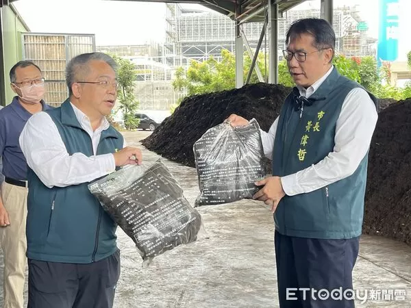 ▲黃偉哲市長28日前往城西廚餘高速發酵廠視察，強調市府已全面啟動防疫措施，確保廚餘收運與去化穩定。（圖／記者林東良翻攝，下同）