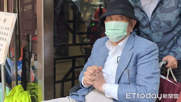 ▲▼涉犯京華城案的威京集團主席沈慶京，今（28日）到台北地院出庭不認罪，請求合議庭依職權將偵辦檢察官林俊言送辦，追究濫權起訴責任。（圖／記者黃哲民攝）