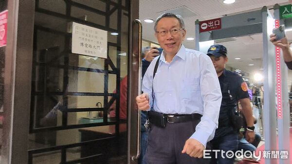 ▲▼涉犯京華城案的台北市前市長柯文哲，今（28日）到台北地院開完庭，邊走邊說「我都被關1年，現在還來跟我說這些（犯什麼法）」 。（圖／記者黃哲民攝）