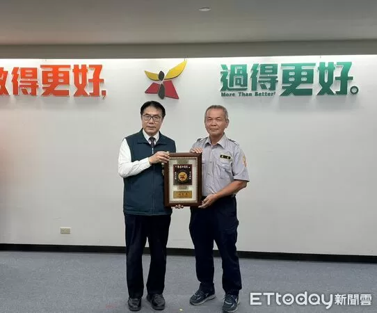 ▲台南市長黃偉哲頒獎表揚2025年守望相助隊績優單位及阻詐有功人員，肯定基層力量守護治安的付出。（記者林東良翻攝，下同）