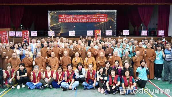 ▲佛教界助花蓮馬太鞍溪堰塞湖受災戶慰助金。（圖／屏東縣佛教會提供）