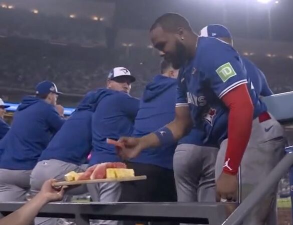 ▲ 延長18局啃水果撐死鬥！　藍鳥教練笑喊「是Uber Eats點的」             。（圖／截日X）