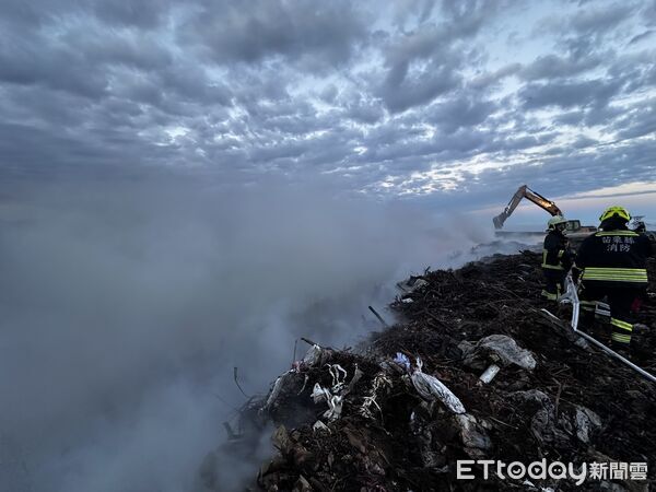▲苗栗市西山垃圾掩埋場，今晨發生火警，濃煙沖天，救災人員疲於奔命，這也是今年第4度發生火警。（圖／記者楊永盛翻攝）