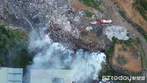 ▲苗栗市西山垃圾掩埋場，今晨發生火警，濃煙沖天，救災人員疲於奔命，這也是今年第4度發生火警。（圖／記者楊永盛翻攝）