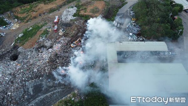 ▲苗栗市西山垃圾掩埋場，今晨發生火警，濃煙沖天，救災人員疲於奔命，這也是今年第4度發生火警。（圖／記者楊永盛翻攝）
