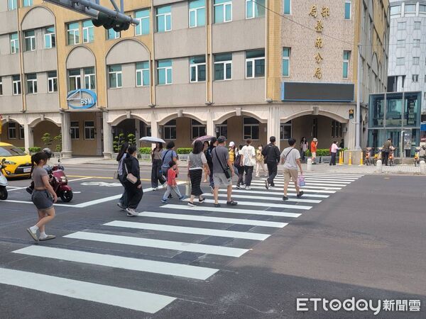 ▲市長黃偉哲主持10月份道路交通安全會報，感謝各局處跨域合作，全力守護市民用路安全。（記者林東良翻攝，下同）