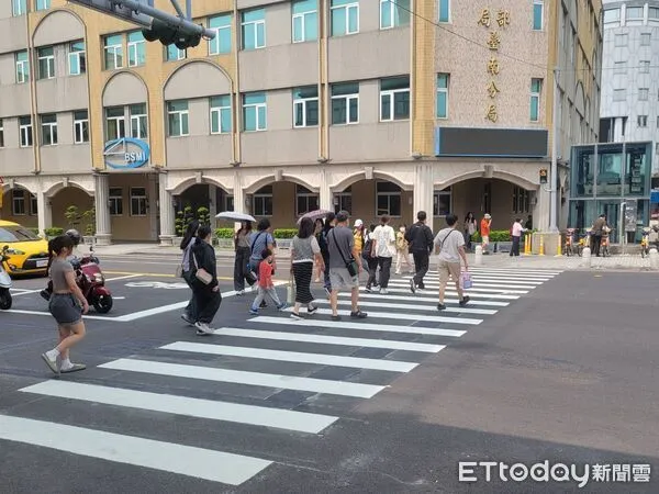 ▲市長黃偉哲主持10月份道路交通安全會報，感謝各局處跨域合作，全力守護市民用路安全。（記者林東良翻攝，下同）