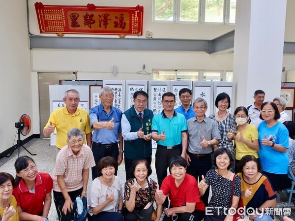 ▲台南市長黃偉哲祝全市長輩重陽節快樂，並加碼發放1300元敬老金表達敬意。（記者林東良翻攝，下同）