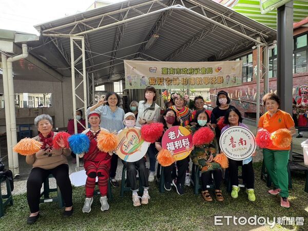 ▲台南市長黃偉哲祝全市長輩重陽節快樂，並加碼發放1300元敬老金表達敬意。（記者林東良翻攝，下同）