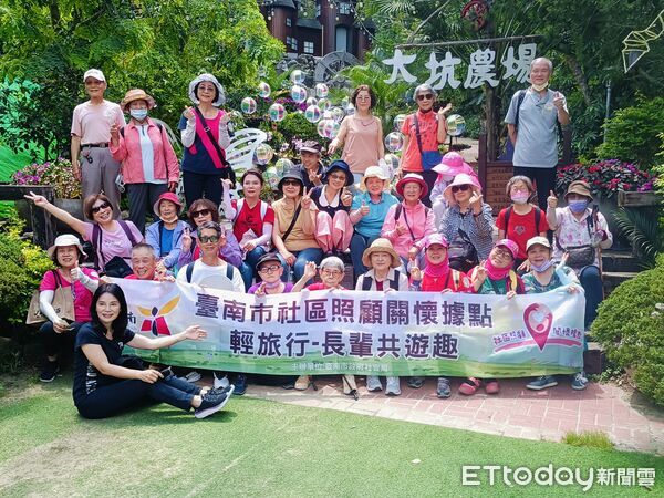 ▲台南市長黃偉哲祝全市長輩重陽節快樂，並加碼發放1300元敬老金表達敬意。（記者林東良翻攝，下同）