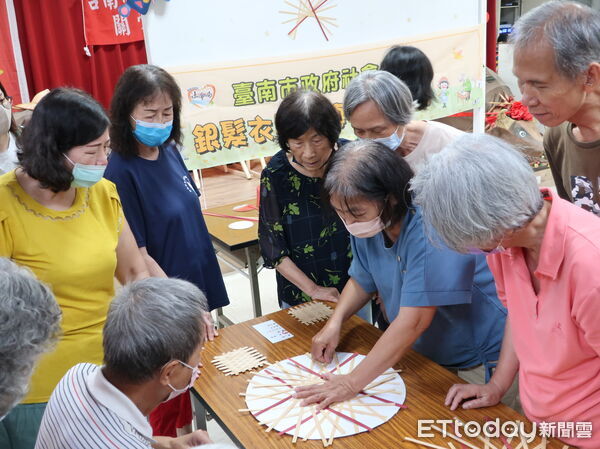 ▲台南市長黃偉哲祝全市長輩重陽節快樂，並加碼發放1300元敬老金表達敬意。（記者林東良翻攝，下同）