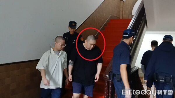 ▲▼買凶殺前妻的桃園男子王咏杰（紅圈者），黑幫份子王繹駩。（圖／記者吳銘峯攝）