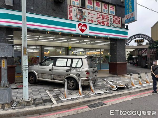 ▲▼監視器拍下黃男開車衝進超商大門，超商大門玻璃碎裂，貨架受損             。（圖／記者陳以昇翻攝）