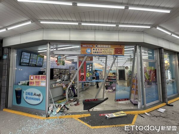 ▲▼監視器拍下黃男開車衝進超商大門，超商大門玻璃碎裂，貨架受損             。（圖／記者陳以昇翻攝）