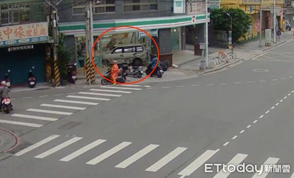 ▲▼監視器拍下黃男開車衝進超商大門，超商大門玻璃碎裂，貨架受損             。（圖／記者陳以昇翻攝）