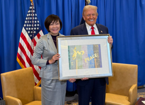 ▲▼安倍昭惠當面贈送川普自創畫作。（圖／翻攝自X／@MargoMartin47）