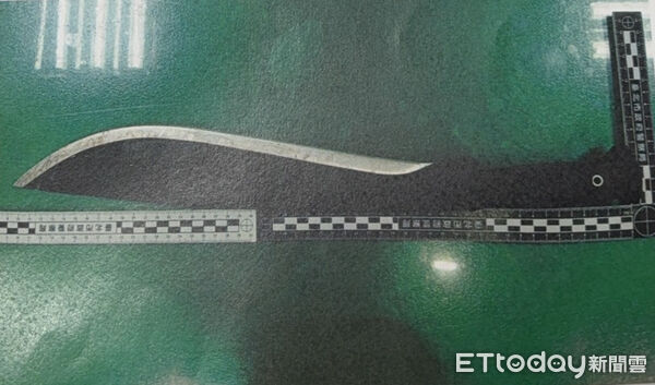 ▲▼男子持刀上圓山飯店砍樹，警方到場扣開山刀，並依規定開罰1.6萬。（圖／記者邱中岳翻攝）