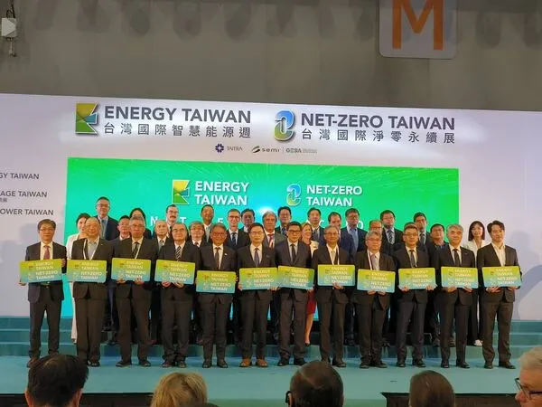▲智慧能源週與淨零永續展展貴賓大合照。（圖／記者張佩芬攝）