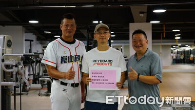輝達協理廖彥勛回饋母校　助崑大棒球教育紮根延續夢想
