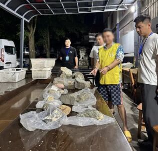 沈迷「賭石」狂花1200萬元　陸女收「翡翠」後傻眼：全假貨！