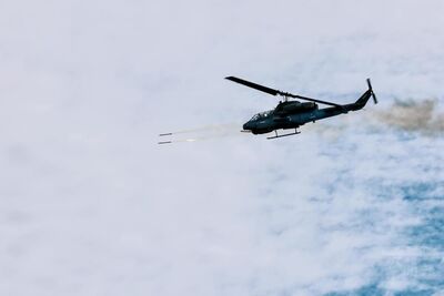 AH-1W攻擊直升機實射海神火箭　目標區爆炸聲在山中迴盪
