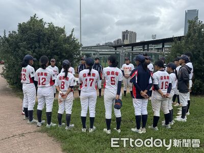黑豹旗／清晨4點北上拚戰！土城女子壘球隊挑戰硬式棒球