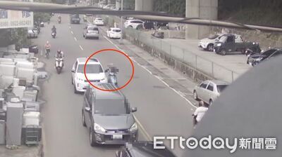 騎士闖紅燈被叭不爽了！攔車嗆：三小...躺地擋路最高開罰3萬6