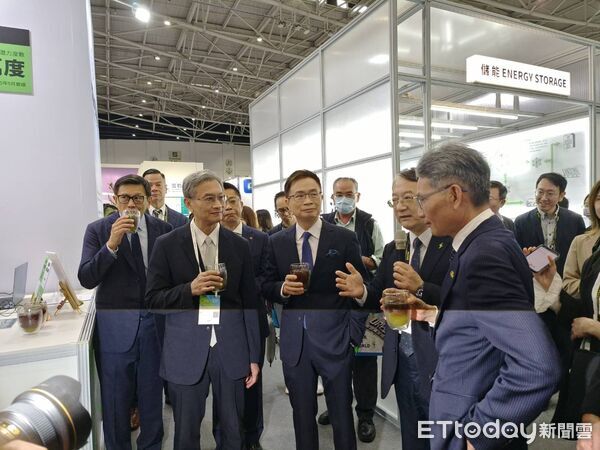 ▲貿協董事長黃志芳(前排左三)與貴賓一起參觀展場。（圖／記者張佩芬攝）