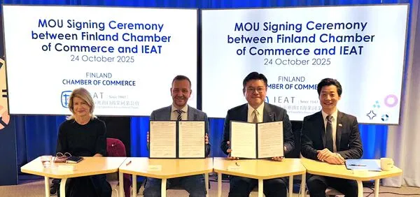 ▲IEAT副理事長許介立(右二)與FCC執行長Juho Romakkaniemi(左二)代表簽署MOU，我駐芬蘭代表處林昶佐代表(右一)、FCC國際處處長Paivi Pohjanheimo(左一)見證觀禮。（圖／IEAT提供）