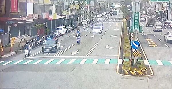 ▲桃園市龜山警分局巡邏員警前天上午在龜山區萬壽路一段巡邏時，發現一輛雙載機車行機車形跡可疑，員警示意靠邊停車受檢。（圖／龜山警方提供）