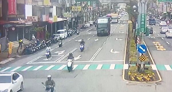 ▲桃園市龜山警分局巡邏員警前天上午在龜山區萬壽路巡邏時，追逐下車逃逸的范姓失聯移工。（圖／龜山警方提供）