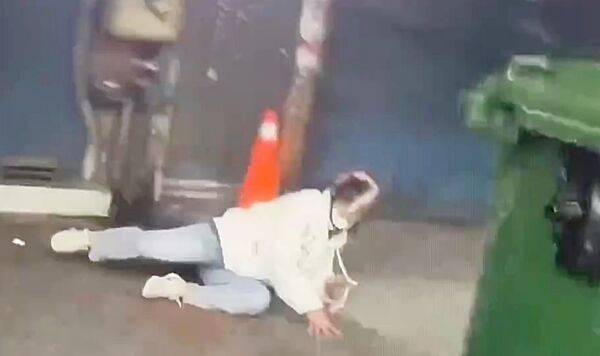 ▲桃園市龜山警分局巡邏員警追逐范姓失聯移工，范體力不支摔倒在地。（圖／龜山警方提供）