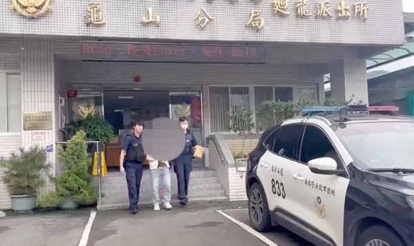 ▲桃園市龜山警分局巡邏員警查獲范姓男子，查出係失聯移工與詐欺通緝犯，依法押解至新北地檢署歸案。（圖／龜山警方提供）
