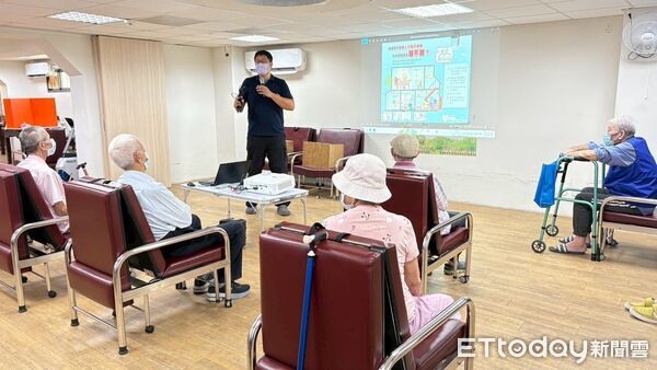 ▲新營消防隊前往馨盈日照中心宣導長者防火觀念，長輩們熱情參與互動。（記者林東良翻攝，下同）
