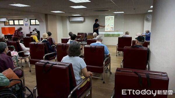 ▲新營消防隊前往馨盈日照中心宣導長者防火觀念，長輩們熱情參與互動。（記者林東良翻攝，下同）