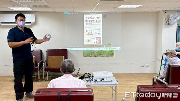 ▲新營消防隊前往馨盈日照中心宣導長者防火觀念，長輩們熱情參與互動。（記者林東良翻攝，下同）
