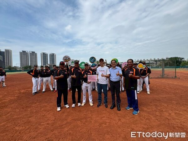 ▲輝達協理廖彥勛回饋母校崑山科大，捐贈30萬元支持棒球教育紮根。（記者林東良翻攝，下同）