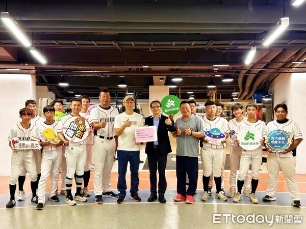 ▲輝達協理廖彥勛回饋母校崑山科大，捐贈30萬元支持棒球教育紮根。（記者林東良翻攝，下同）