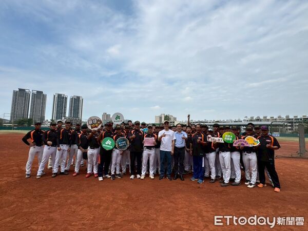 ▲輝達協理廖彥勛回饋母校崑山科大，捐贈30萬元支持棒球教育紮根。（記者林東良翻攝，下同）