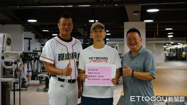 ▲輝達協理廖彥勛回饋母校崑山科大，捐贈30萬元支持棒球教育紮根。（記者林東良翻攝，下同）