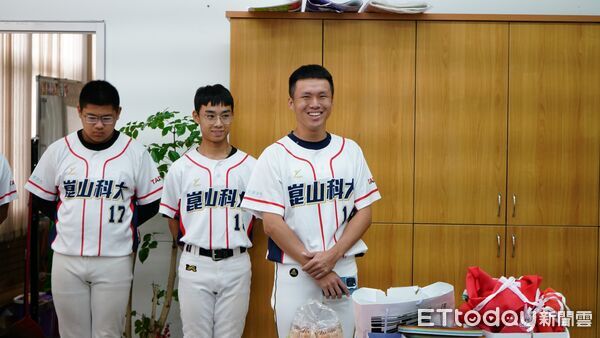 ▲輝達協理廖彥勛回饋母校崑山科大，捐贈30萬元支持棒球教育紮根。（記者林東良翻攝，下同）