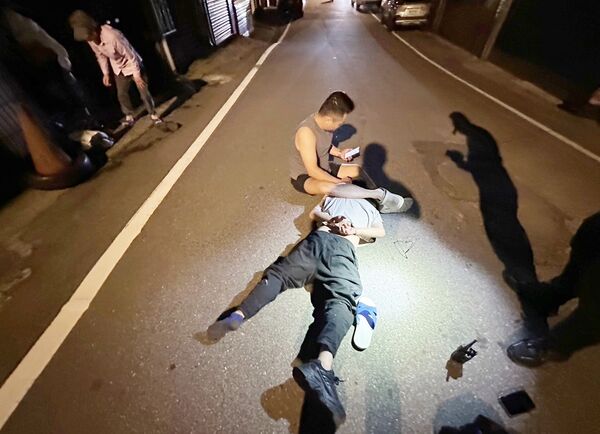 ▲桃園市中壢警分局27日根據徐姓男子報案疑遭詐騙，員警埋伏查獲陳姓車手（圖／中壢警方提供）