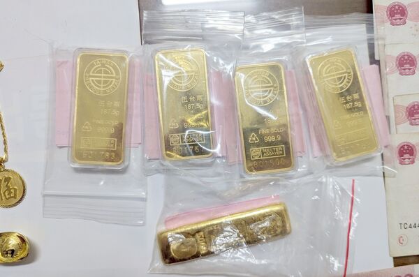 ▲桃園市中壢警分局27日根據徐姓男子報案疑遭詐騙，徐姓男子配合警方將金飾外幣等財產準備交付車手。（圖／中壢警方提供）