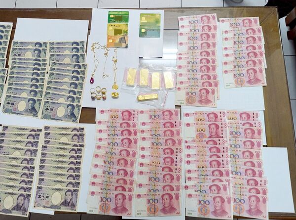 ▲桃園市中壢警分局27日埋伏查獲陳姓車手，保住徐姓男子逾400萬元財產，圖為包括現金、金飾與日幣、人民幣與5兩金條5塊等證物。（圖／中壢警方提供）