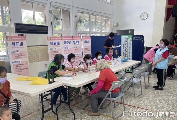 ▲台南市龍崎區公所今辦理地震防災桌上推演與實兵演練，模擬強震災情檢驗防災整備能量。（記者林東良翻攝，下同）