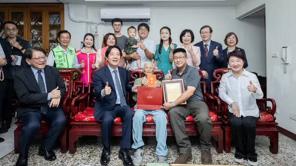 ▲▼總統探望百歲人瑞洪陳活森先生。（圖／總統府提供）