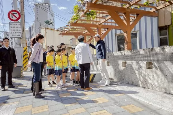 ▲邱臣遠代理市長視察通學步道完工情形。（圖／新竹市政府提供）